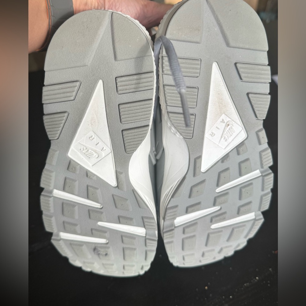 LIKE NEW Nike Air Huarache Gray Sneakers Women’s 8.5 - Picture 5 of 6
